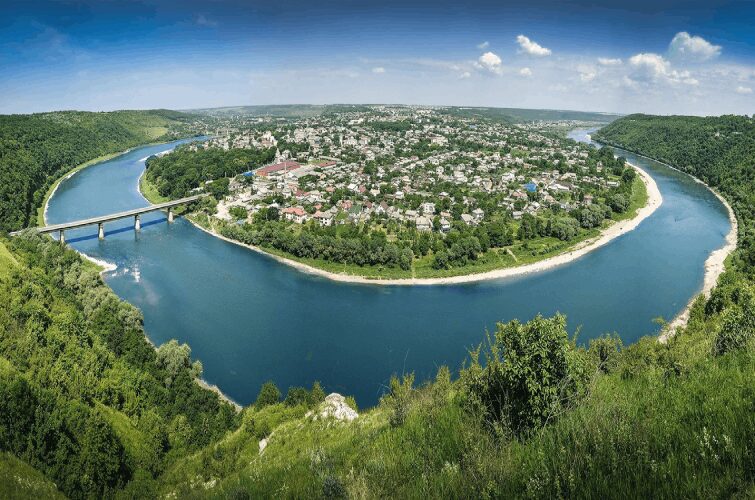 ТОП-7 місць для короткої подорожі в різні регіони України