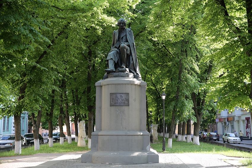 Присвячені поетам, письменникам, козакам: про що розповідають пам'ятники Полтави