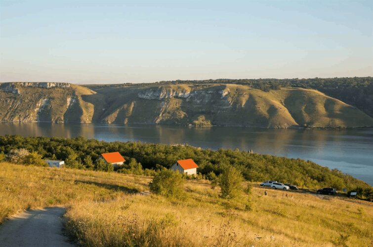 ТОП-7 місць для короткої подорожі в різні регіони України